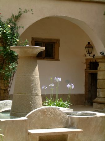 Brunnen im Arkadenhof des Barockschlosses Zeilitzheim